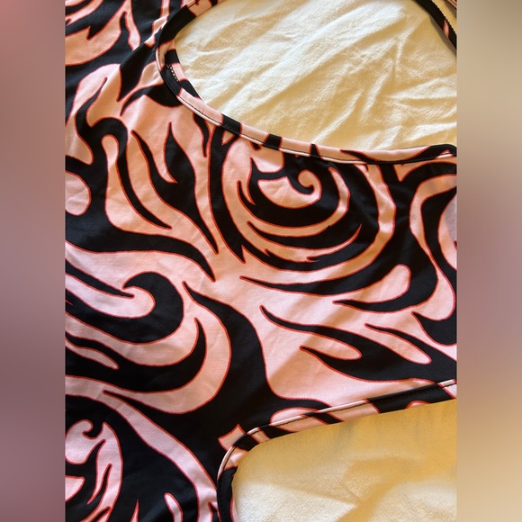 One by One Pink/Black Spiral Swirl Cutout Tie Up Top - Picture 4 of 5